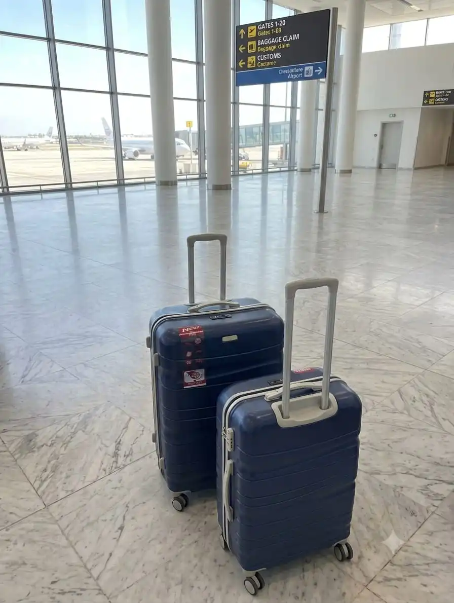 deux valises tittou incassable de couleur bleu marine avec bande blanc cassé (grande et moyenne)