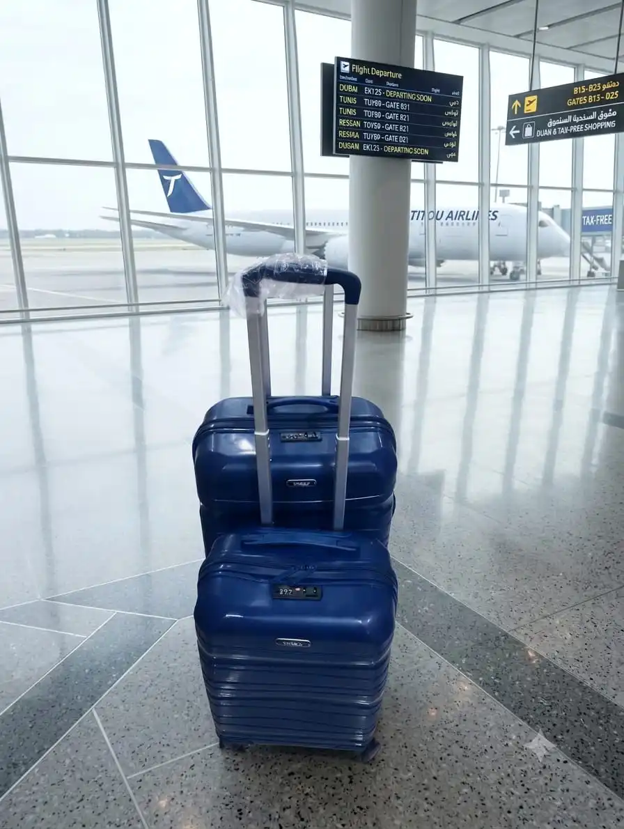 deux valises tittou incassable de couleur bleu marine grande et petite