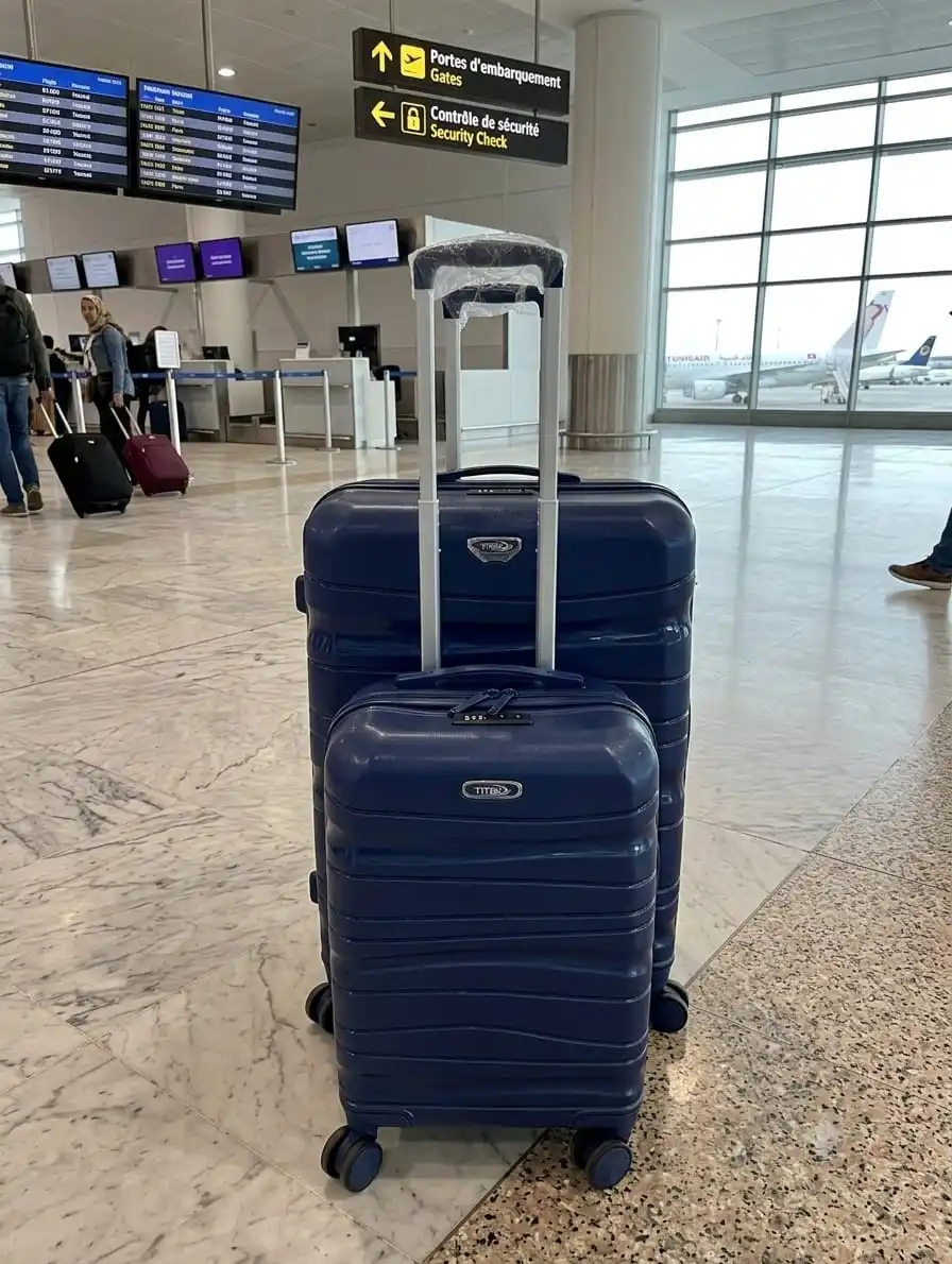 deux valises tittou incasable de couleur bleu marine moyenne et petite