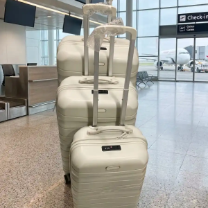Siri de trois valises tittou incassable et démontable de couleur blanc cassé