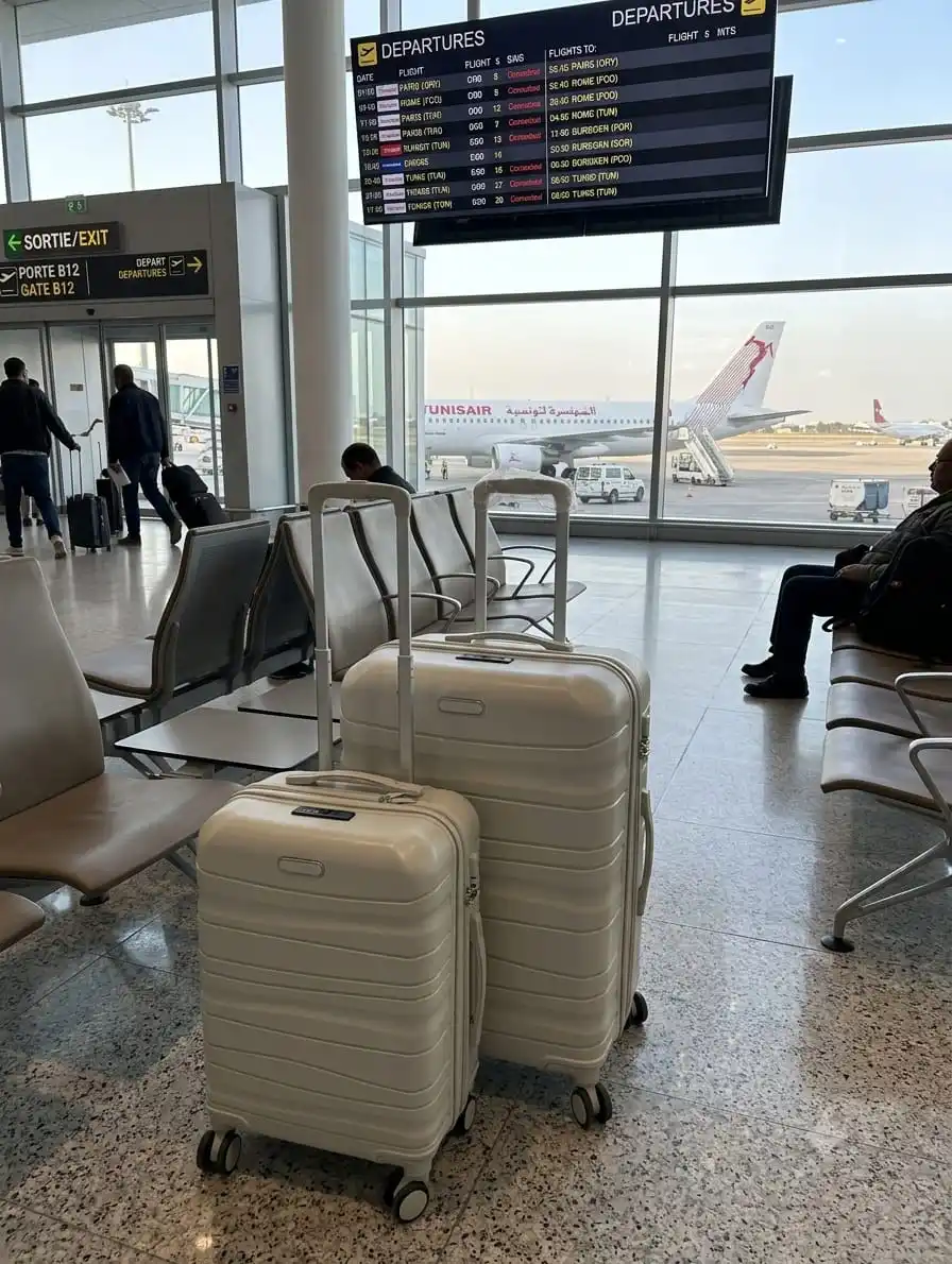 deux valises tittou incassable et démontable de couleur blanc cassé (grand et moyenne )