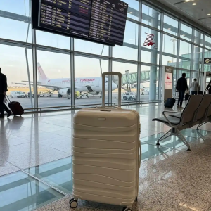 une valise moyenne tittou de couleur blanc casse