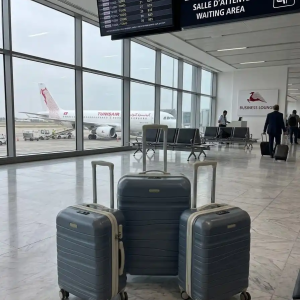 Siri de trois valises tittou incassable et démontable de couleur gris avec une bande beige