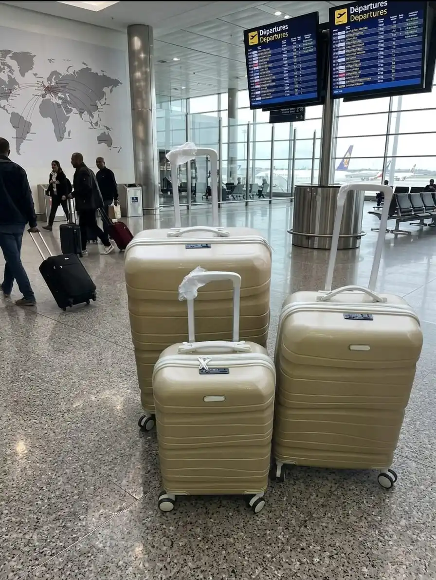Siri de trois valises tittou incassable et démontable de couleur beige champagne avec une bande blanc cassé
